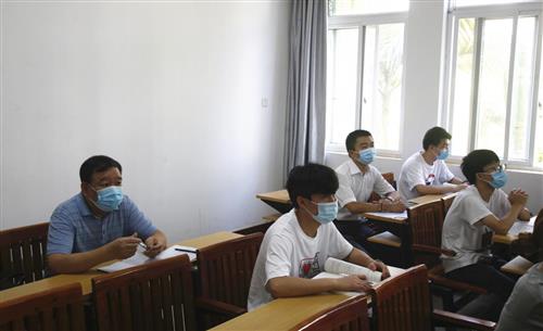 说明: 梁福沛副校长带队深入课堂听课