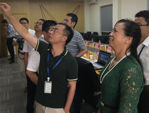 说明: C:\Users\hasee\Desktop\2018.8.24 分校陈东莲副校长率队赴深圳市企业开展校企合作考察调研\1.到访讯方技术股份有限公司_副本.jpg