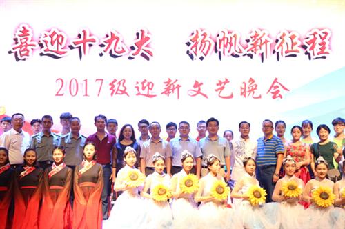 领导演员全体合影_550